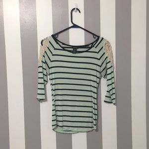 Half sleeve / striped shirt